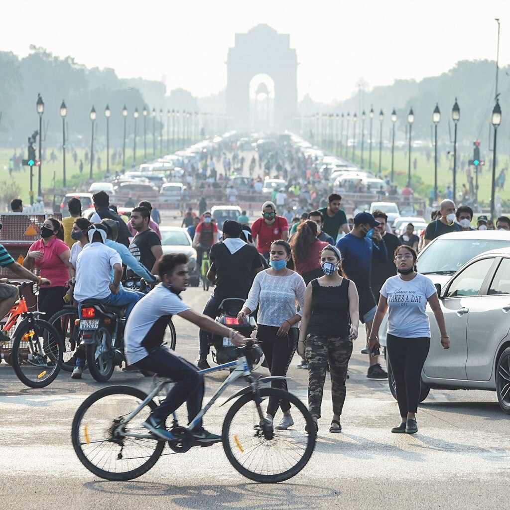 इंडिया गेट पर एकत्रित लोग