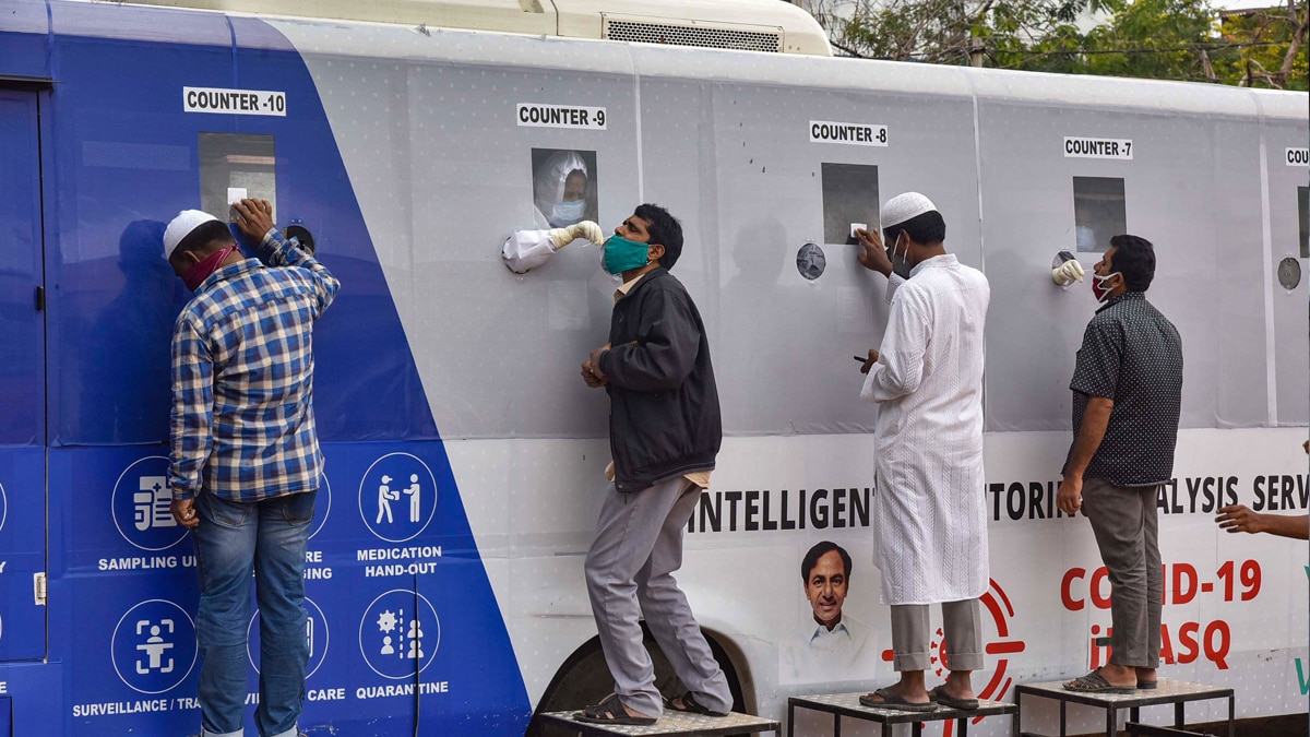 हैदराबाद में कोरोना टेस्ट करवाते लोग