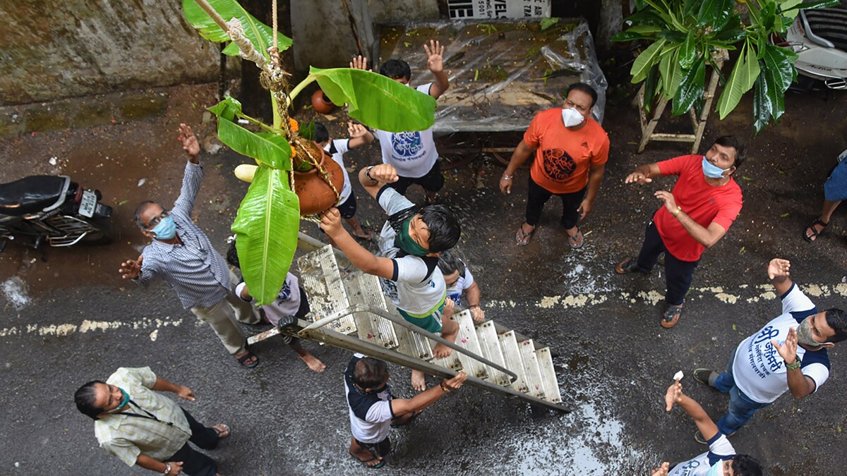 दही हांडी में दिखा कोरोना का असर