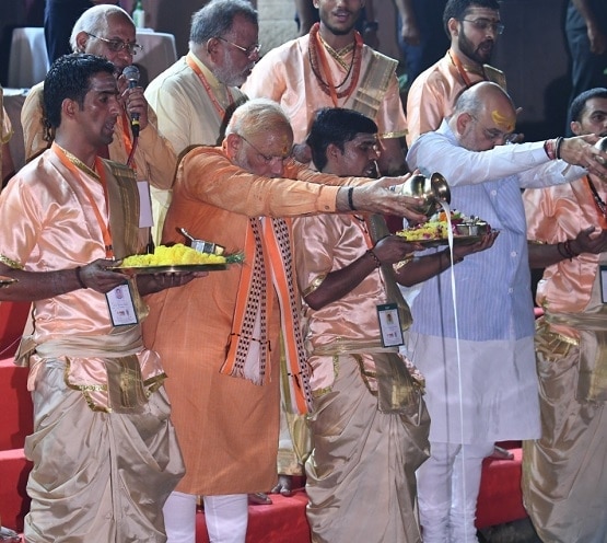 भूमि पूजन के लिए अयोध्या पहुंचे पीएम मोदी, धोती-कुर्ते में दिखा ये खास अंदाज