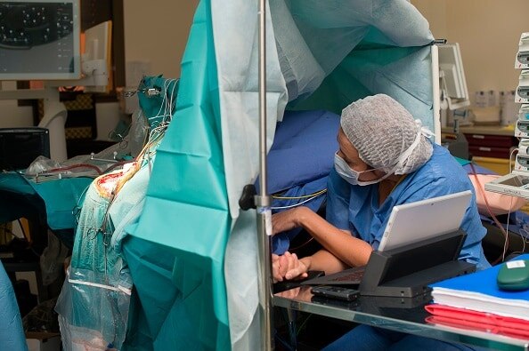 सालों से हाथ पर निजी अंग उगा रहा था शख्स, कोरोना ने रोकी सर्जरी पर मिली सफलता