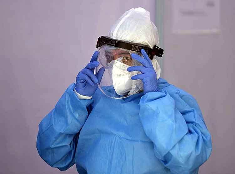 रेनकोट समझ कर चुरा ली PPE किट, खुद हो गया कोरोना संक्रमित