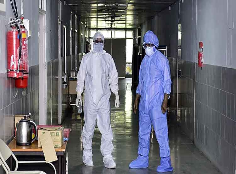 रेनकोट समझ कर चुरा ली PPE किट, खुद हो गया कोरोना संक्रमित