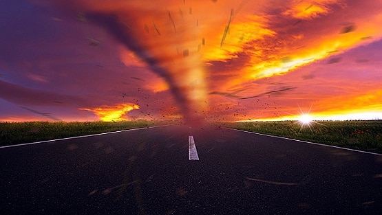 अमेरिका में दिखा इतना भयानक आग का बवंडर, पहली बार जारी करनी पड़ी चेतावनी