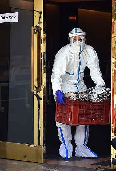 रेनकोट समझ कर चुरा ली PPE किट, खुद हो गया कोरोना संक्रमित