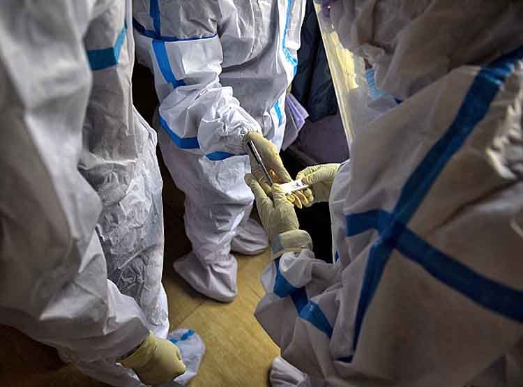 रेनकोट समझ कर चुरा ली PPE किट, खुद हो गया कोरोना संक्रमित