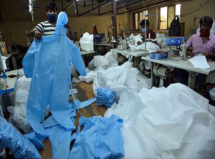 रेनकोट समझ कर चुरा ली PPE किट, खुद हो गया कोरोना संक्रमित