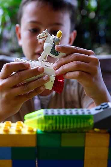 2 साल पहले नाक में फंसी थी ये चीज, केक खाते समय छींका तो निकली