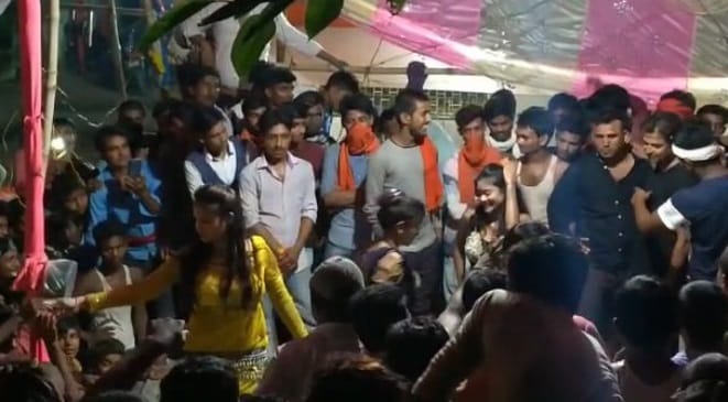 कोरोना काल में अश्लील गानों पर बार बालाओं का डांस, नाचने पहुंचे लोग