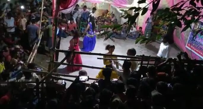 कोरोना काल में अश्लील गानों पर बार बालाओं का डांस, नाचने पहुंचे लोग