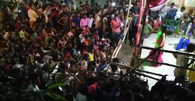 कोरोना काल में अश्लील गानों पर बार बालाओं का डांस, नाचने पहुंचे लोग