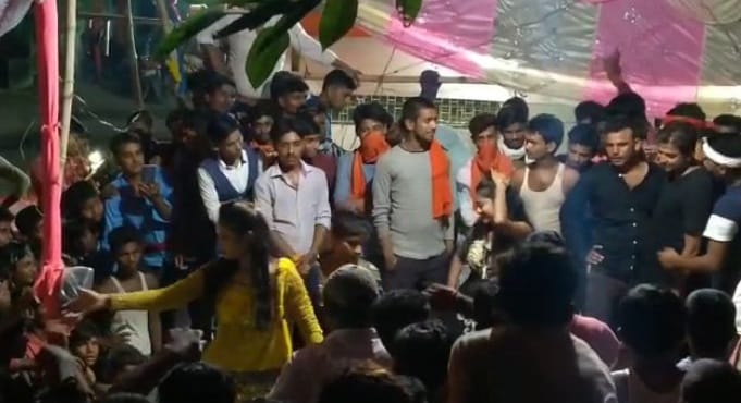 कोरोना काल में अश्लील गानों पर बार बालाओं का डांस, नाचने पहुंचे लोग