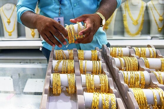 दिवाली तक 70 हजार रुपये जा सकता है गोल्ड, क्या करना चाहिए निवेश?