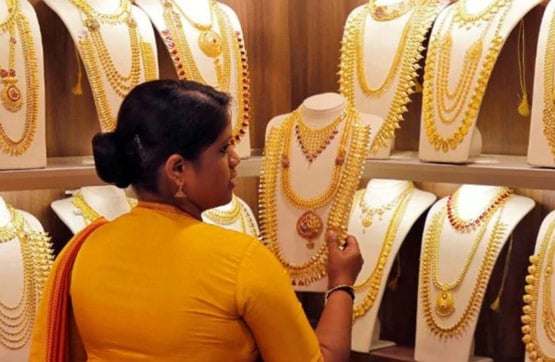 दिवाली तक 70 हजार रुपये जा सकता है गोल्ड, क्या करना चाहिए निवेश?