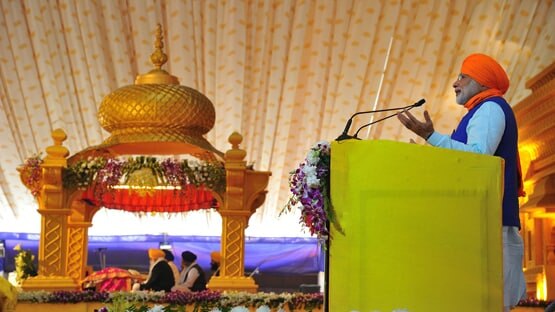 वाराणसी से बहरीन तक, अयोध्या से पहले इन जगहों पर दिखा है मोदी का भक्त अवतार