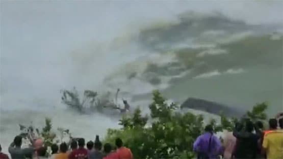 नदी की लहरों के बीच फंसे युवक का हेलिकॉप्टर से रेस्क्यू, Photos