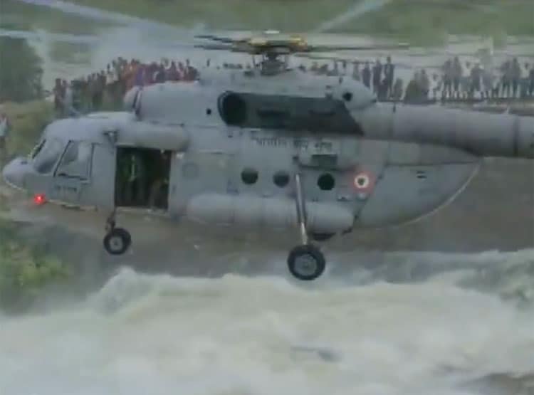 नदी की लहरों के बीच फंसे युवक का हेलिकॉप्टर से रेस्क्यू, Photos