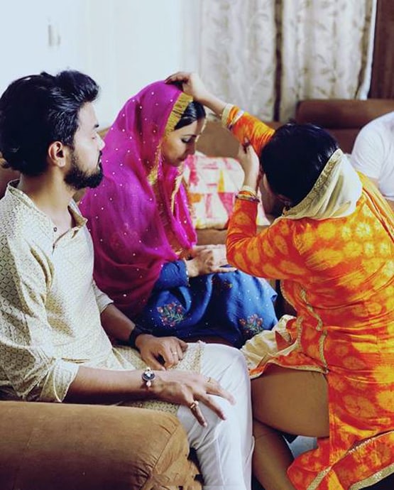 हिना खान का राखी सेलिब्रेशन, बॉयफ्रेंड की बहन ने उतारी कपल की आरती