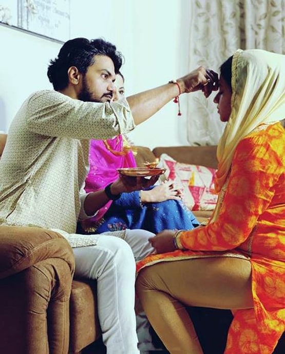 हिना खान का राखी सेलिब्रेशन, बॉयफ्रेंड की बहन ने उतारी कपल की आरती