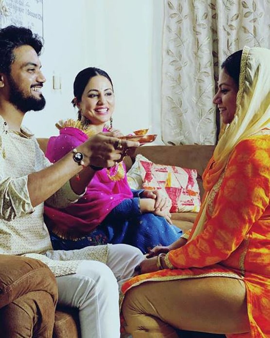 हिना खान का राखी सेलिब्रेशन, बॉयफ्रेंड की बहन ने उतारी कपल की आरती