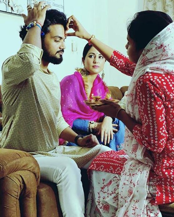 हिना खान का राखी सेलिब्रेशन, बॉयफ्रेंड की बहन ने उतारी कपल की आरती