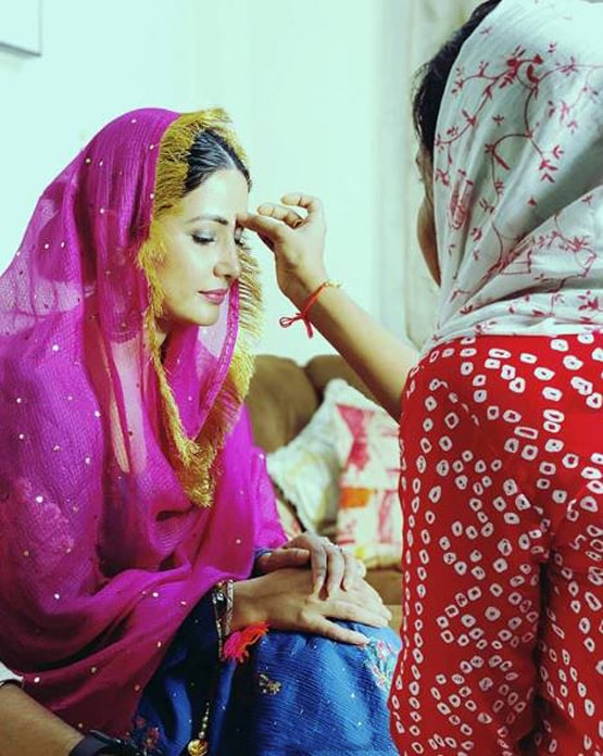 हिना खान का राखी सेलिब्रेशन, बॉयफ्रेंड की बहन ने उतारी कपल की आरती