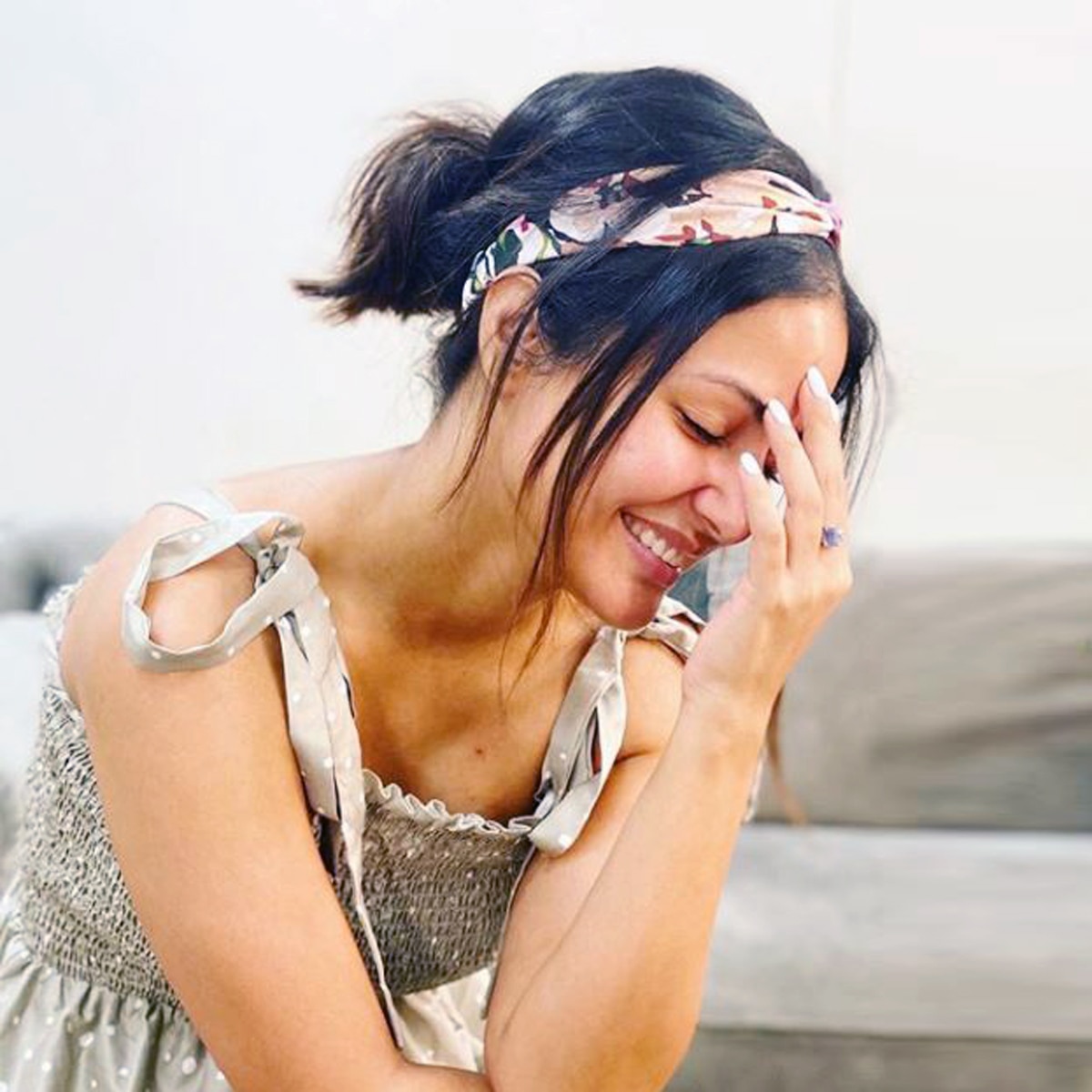 मुस्कुराते हुए हिना खान की तस्वीर