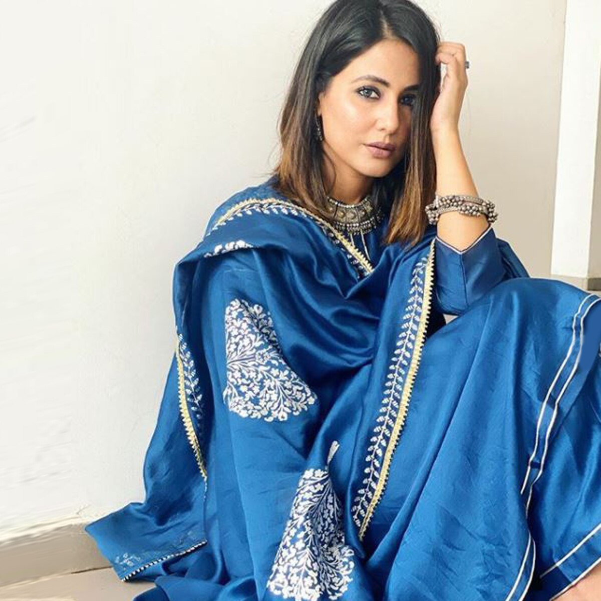 ब्लू आउटफिट में हिना खान