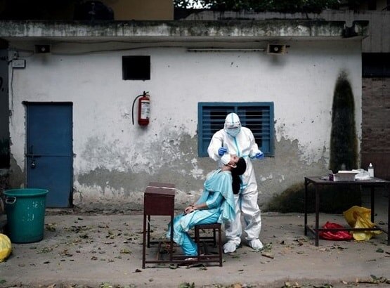 WHO ने किया आगाह, बताया- किन लोगों से सबसे ज्यादा फैल रहा है कोरोना