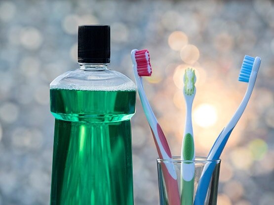 माउथवॉश से गरारा करने पर घट सकता है कोरोना, वैज्ञानिकों का दावा