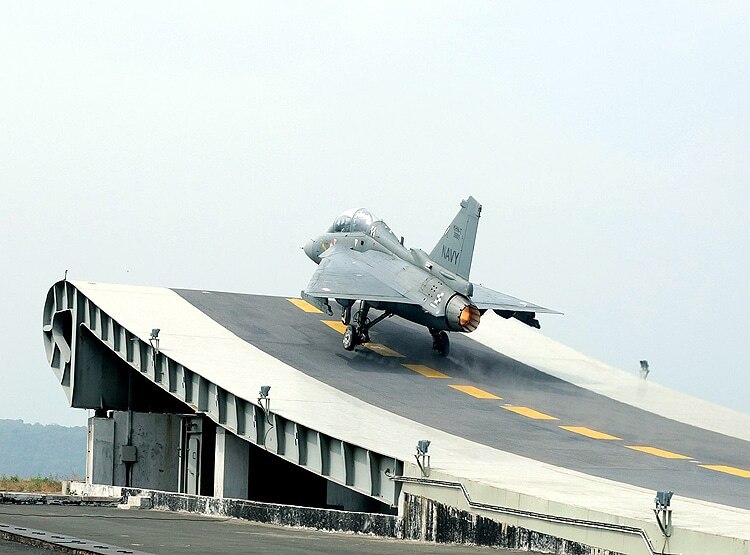 LCA तेजस से कांपेगा दुश्मन, इसके आगे कमजोर है PAK का जेएफ-17 फाइटर