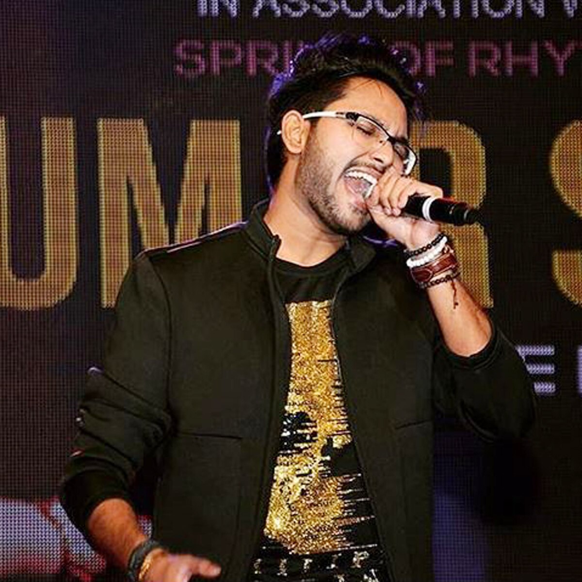 परफॉर्म करते हुए जान