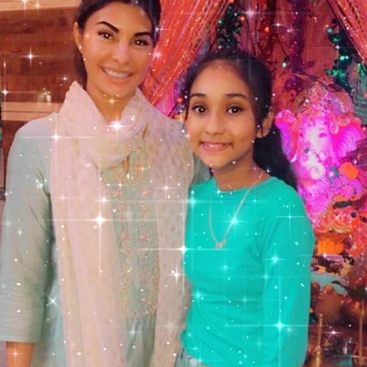 जैकलीन फर्नांडिस और उनके स्टाफ मेम्बर