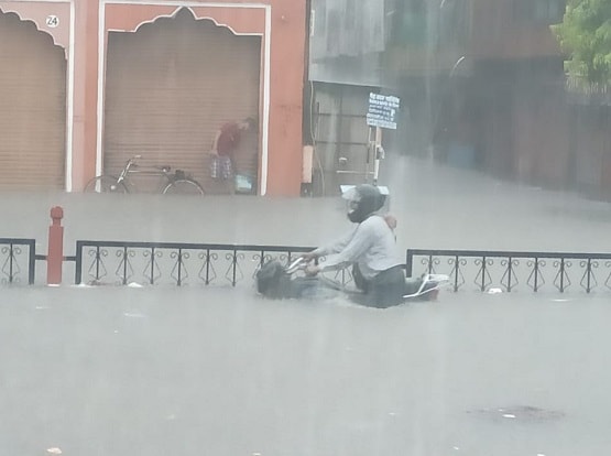 जयपुर की गलियों में आया सैलाब, बारिश के पानी में बहने लगे घर के बाहर खड़े लोग