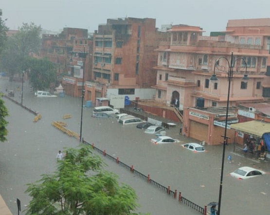 जयपुर की गलियों में आया सैलाब, बारिश के पानी में बहने लगे घर के बाहर खड़े लोग