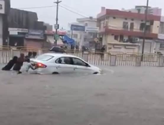जयपुर की गलियों में आया सैलाब, बारिश के पानी में बहने लगे घर के बाहर खड़े लोग