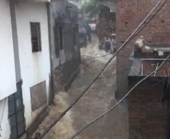जयपुर की गलियों में आया सैलाब, बारिश के पानी में बहने लगे घर के बाहर खड़े लोग