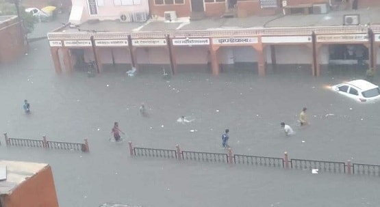 जयपुर की गलियों में आया सैलाब, बारिश के पानी में बहने लगे घर के बाहर खड़े लोग