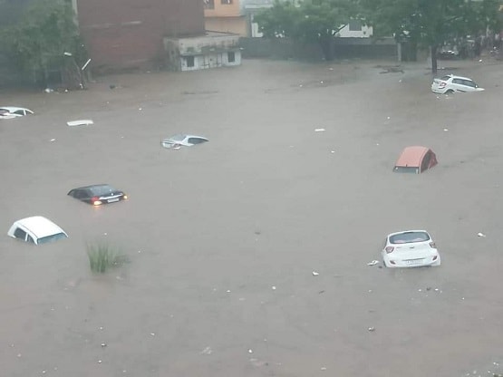 जयपुर की गलियों में आया सैलाब, बारिश के पानी में बहने लगे घर के बाहर खड़े लोग