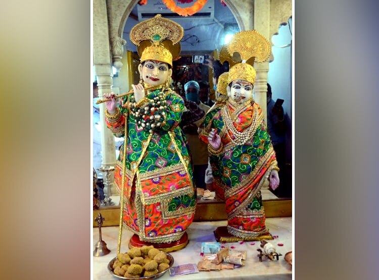 100 करोड़ के हीरे-जवाहरातों से सजे राधा-कृष्ण, सिर्फ एक दिन का है श्रृंगार