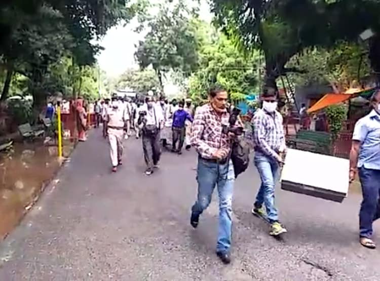 100 करोड़ के हीरे-जवाहरातों से सजे राधा-कृष्ण, सिर्फ एक दिन का है श्रृंगार