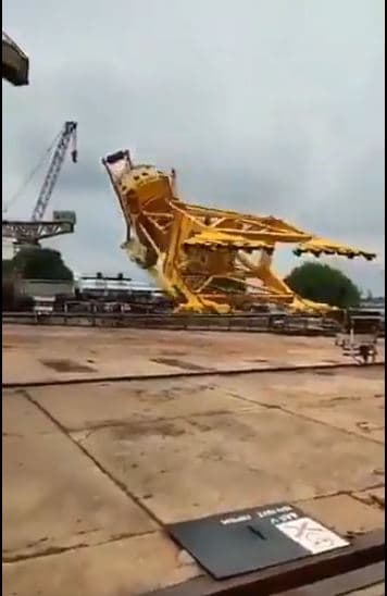 आंध्र: काम करते लोगों पर गिर गई भारी भरकम क्रेन, देखें हादसे की तस्वीरें