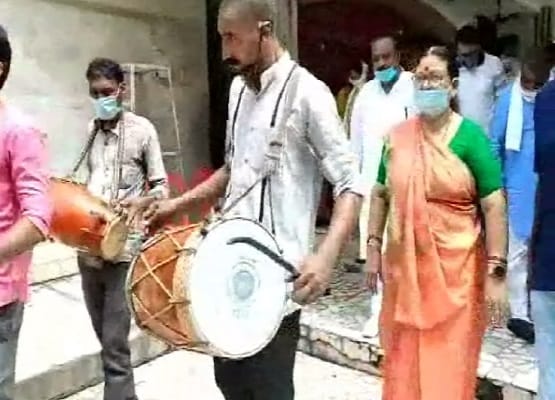 कानपुर की मेयर का फरमान, गंदगी फैलाई तो घर पर बजेगी डुगडुगी