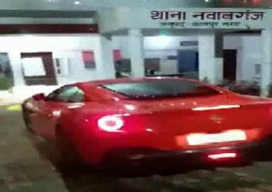 बीच सड़क पर फेरारी से अचानक स्टंट करने लगा युवक, पहुंच गया थाने