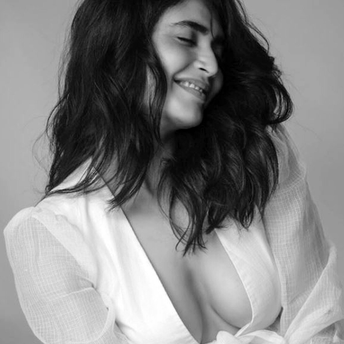 बोल्ड लुक में करिश्मा तन्ना 