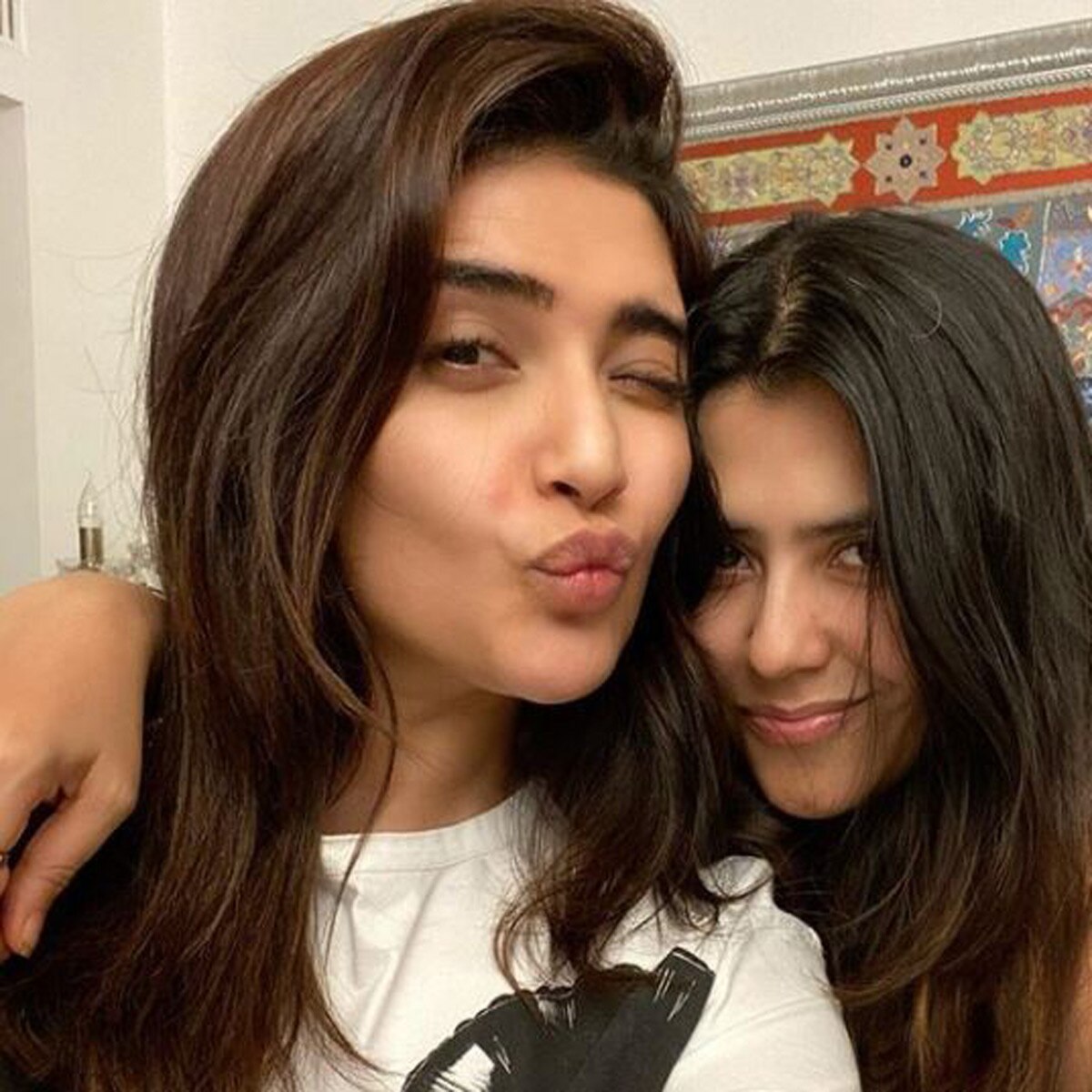 एकता कपूर संग करिश्मा तन्ना 