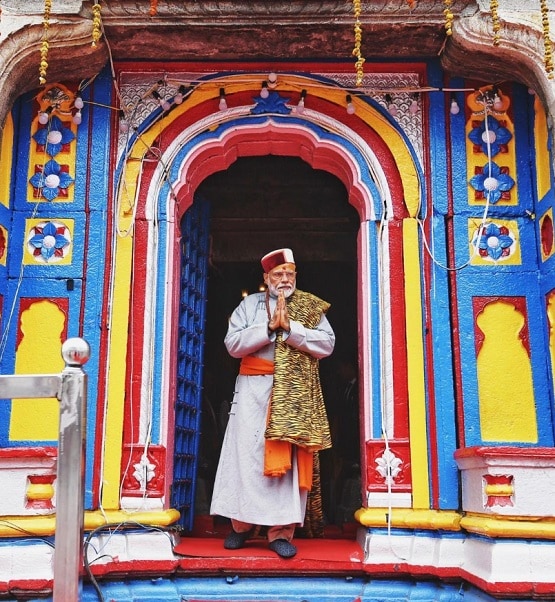 भूमि पूजन के लिए अयोध्या पहुंचे पीएम मोदी, धोती-कुर्ते में दिखा ये खास अंदाज