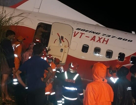 केरल हादसाः बारिश में रनवे पर फिसला और दो टुकड़ों में बंट गया विमान