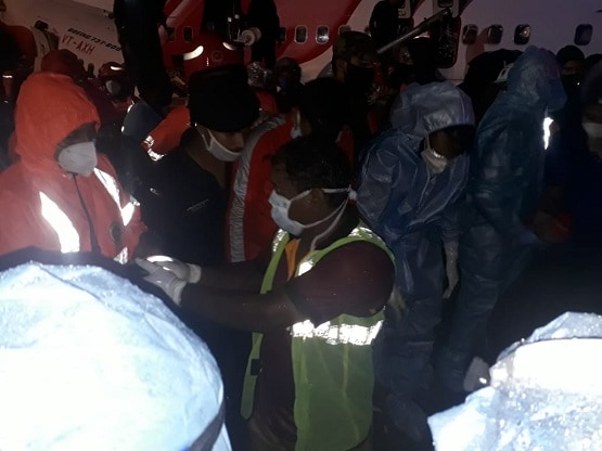 केरल हादसाः बारिश में रनवे पर फिसला और दो टुकड़ों में बंट गया विमान