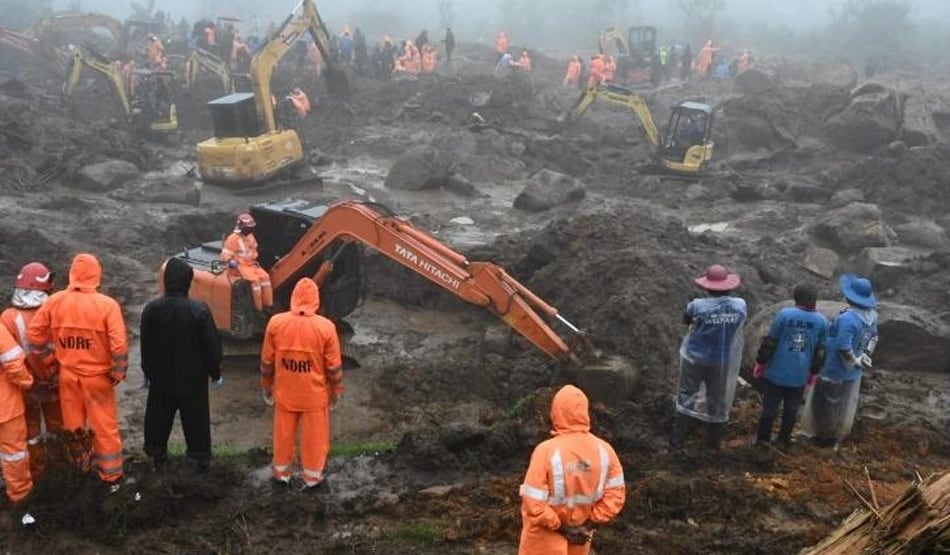 मुन्नार: मलबे में दफन हो गए मालिक, पालतू कुत्ते अब भी देख रहे राह